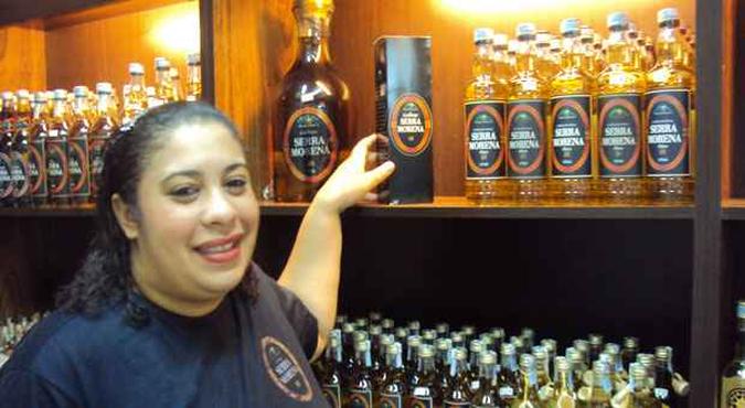 A vendedora Naiara mostra as opções da cachaça Serra Morena no Mercado(foto: Daniela Rezende) A vendedora Naiara mostra as opções da cachaça Serra Morena no Mercado(foto: Daniela Rezende)