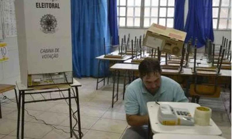 Na foto, � poss�vel ver o local de vota��o, onde fica a urna eletr�nica, e um dos mes�rios sentado, pouco a frente e ajeitando um dos equipamentos