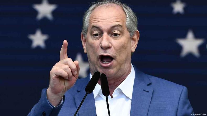 Ciro Gomes critica mote de campanha de Lula, que aposta em 'voto útil' para levar as eleições no primeiro turno(foto: Evaristo Sá/AFP) Ciro Gomes com o dedo apontado discursando