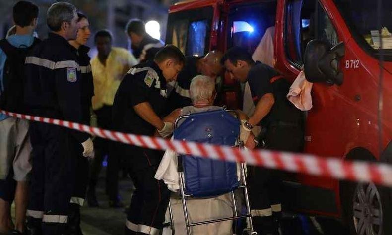 Ao menos 50 pessoas ficaram feridas no atentado classificado como um ataque terrorista pelo presidente francês (foto: AFP / Valery HACHE ) Ao menos 50 pessoas ficaram feridas no atentado classificado como um ataque terrorista pelo presidente francês (foto: AFP / Valery HACHE )
