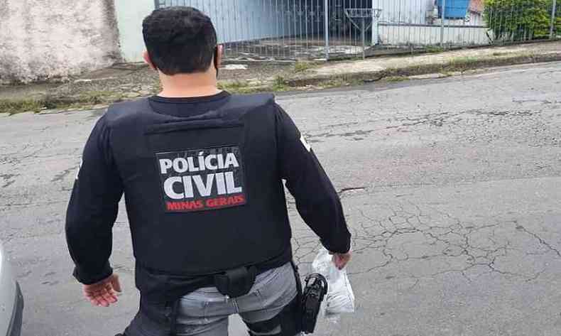 Policiais Civil de Minas faz campana na frente do esconderijo de traficante