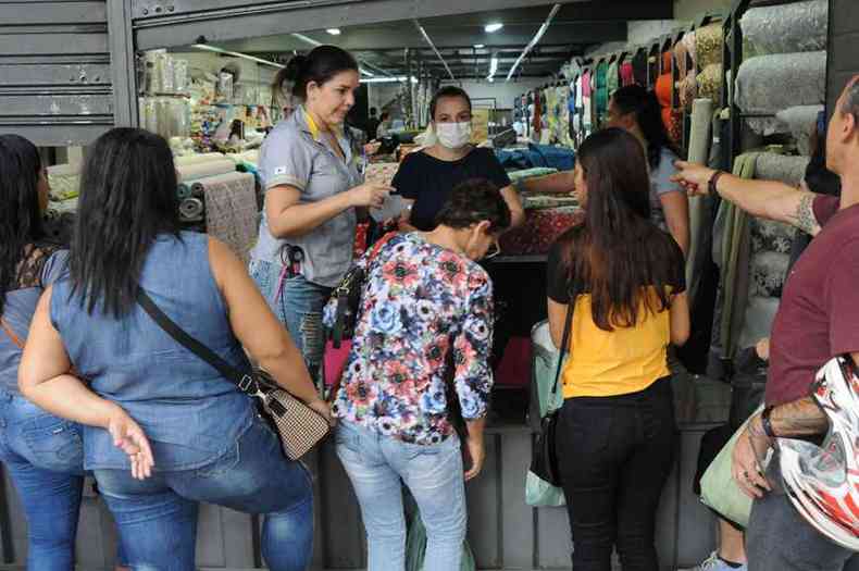 As pessoas se aglomeraram na porta da loja porque queriam ver os tecidos antes de comprar(foto: Juarez Rodrigues/EM/D.A Press)