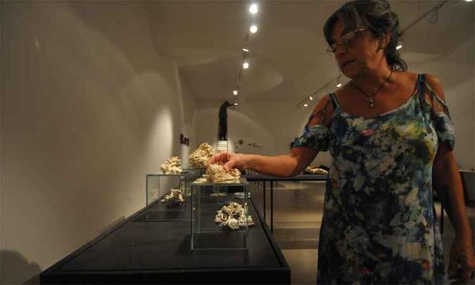 A artista plástica Betânia Silveira dava ontem à noite os últimos retoques da mostra 'Tempo' no Museu Mineiro (foto: Alexandre Guzanshe/EM/DA Press) A artista plástica Betânia Silveira dava ontem à noite os últimos retoques da mostra 'Tempo' no Museu Mineiro (foto: Alexandre Guzanshe/EM/DA Press)