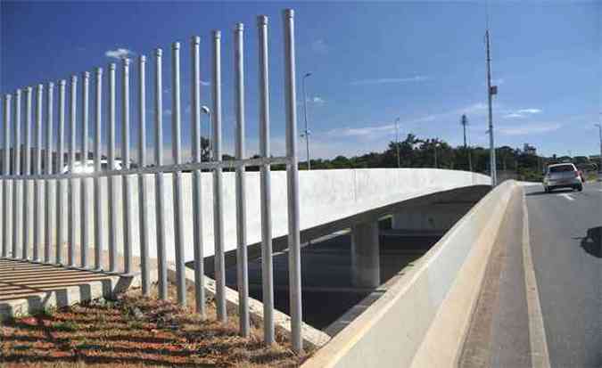 Imagem atual do Viaduto Jos Alencar com contenes de 1,30m de largura por 3,70m de altura(foto: Leandro Couri/EM/D.A.Press)