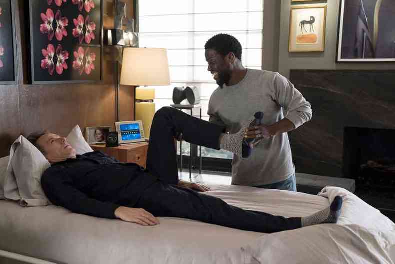 No remake de Os intocveis, Dell (Kevin Hart; D) e Phillip (Bryan Cranston) tornam-se amigos, apesar de suas muitas diferenas(foto: CALIFRNIA FILMES/DIVULGAO)