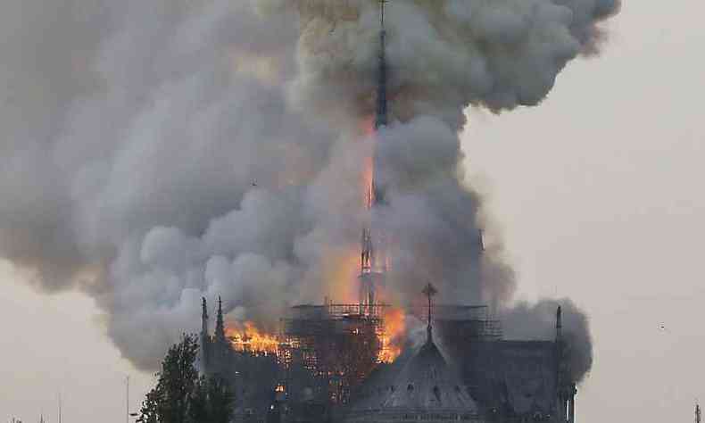 A catedral, joia arquitetnica medieval e um dos pontos tursticos mais conhecidos de Paris, foi gravemente desfigurada por um incndio(foto: FRANCOIS GUILLOT/AFP )