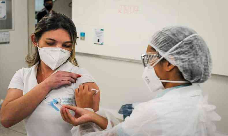 Laura Regiane, de 39 anos, recebeu a primeira dose do imunizante da Astrazeneca nesta quarta-feira (5/5)(foto: Leandro Couri/EM/D.A Press)