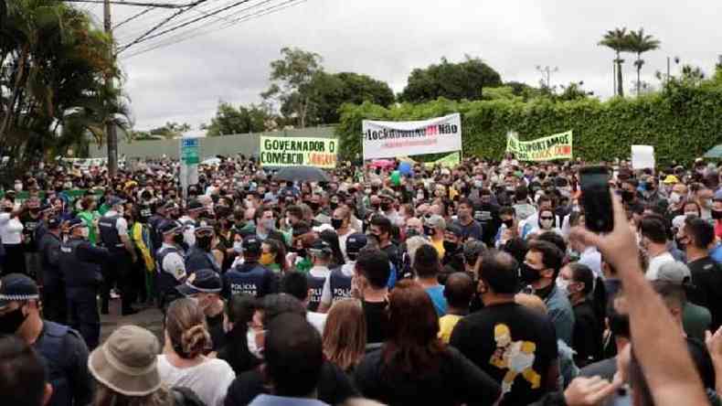 Em Braslia, pessoas fizeram protestos contra lockdown anunciado no final de fevereiro(foto: REUTERS/Ueslei Marcelino)