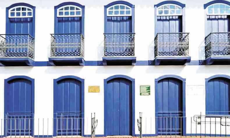 Fachada do casaro de portas e janelas pintadas azul onde funciona o Museu Dona Beja, em Arax