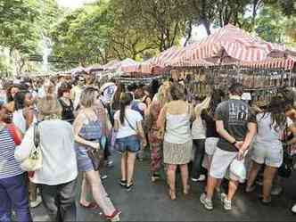 Com a queda da renda, consumidores buscaram ofertas na feira hippie(foto: Beto Novaes/EM/D.A Press)
