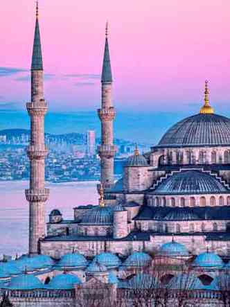 Ao visitar a Mesquita Azul em Istambul, na Turquia,  preciso respeitar os costumes religiosos. Para as mulheres,  obrigatrio o uso de vu(foto: Fatih- Yurur/Unsplash )
