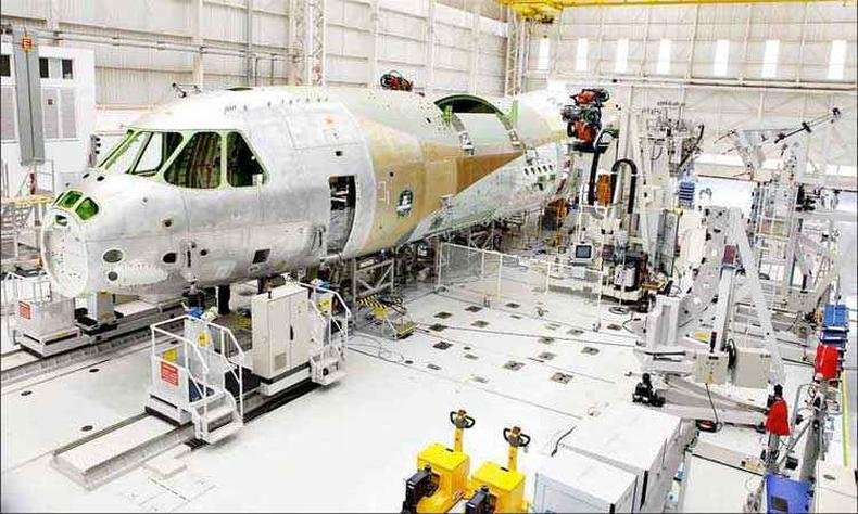 Produ��o do modelo KC%u2013390 em Gavi�o Peixoto (SP): clima de preocupa��o com o futuro da empresa(foto: Embraer/Divulga��o/AFP - 20/5/14)