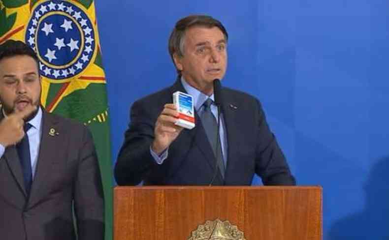 Durante discurso, o presidente exibiu o remdio e fez piadas sobre as crticas ao uso da medicao(foto: TV Brasil/Reproduo)