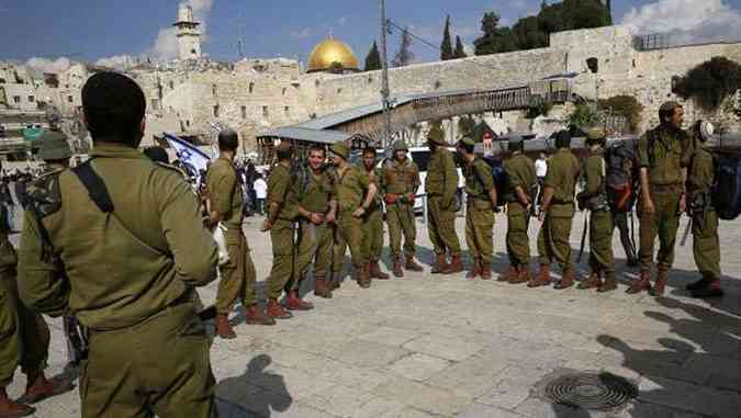 Deciso de fechar a esplanada no tinha precedentes desde a ocupao israelense de 1967(foto: GALI TIBBON / AFP)