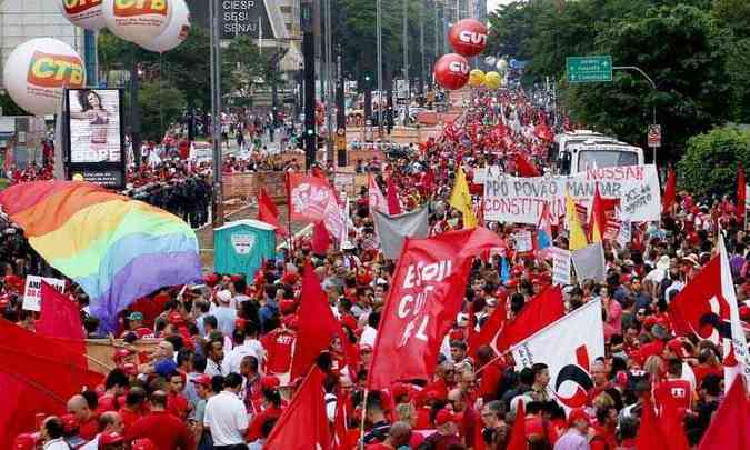 Em So Paulo, cerca de 12 mil manifestantes tomaram a Avenida Paulista para defender Dilma e os direitos dos trabalhadores (foto: Robson Fernandjes/Fotos Pblicas)