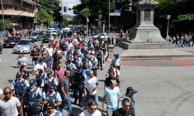 Guardas municipais foram da Praa da Estao at a prefeitura, na Afonso Pena, em protesto por uso de arma de fogo e melhores condies de trabalho(foto: PAULO FILGUEIRAS/EM/D.A PRESS )
