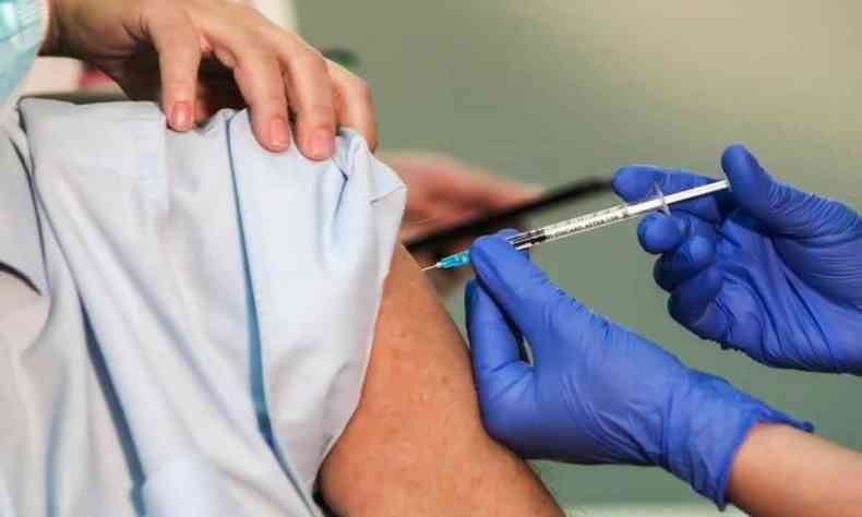 Pessoa sendo vacinada