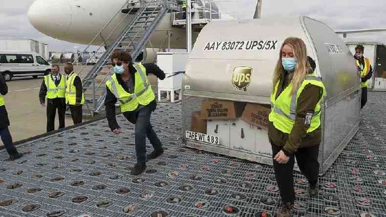 Avies de carga e caminhes esto distribuindo doses da vacina Pfizer-BioNTech para os 50 Estados(foto: Getty Images)