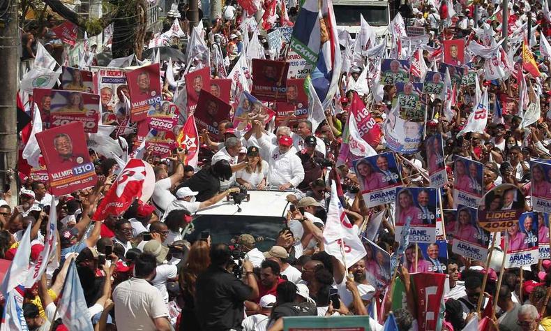 Lula cercado por apoiadores durante comcio em Salvador 