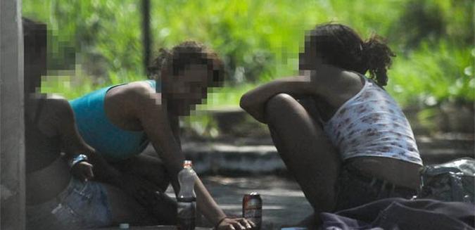 Adolescentes tomam coquetel de cachaça e anfetaminas(foto: Leandro Couri/EM/D.A Press) Adolescentes tomam coquetel de cachaça e anfetaminas(foto: Leandro Couri/EM/D.A Press)
