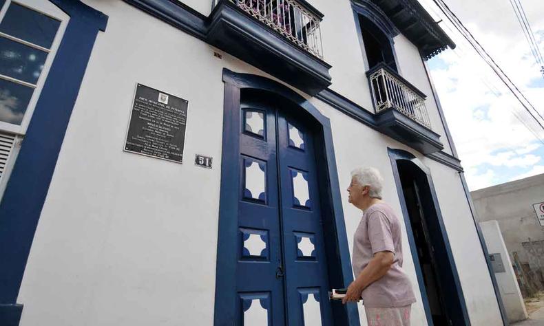 A professora Heloisa Helena Valladares Viegas Lopes, descendente de Joaquina de Pompu, diante da sede da Prefeitura de Pitangui, imvel onde morou o padre Belchior: personagens decisivos para o 7 de Setembro