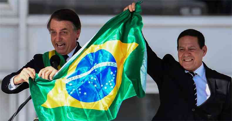 No discurso diante do pblico, Bolsonaro ainda vestia a fantasia de candidato(foto: Evaristo S/ AFP)