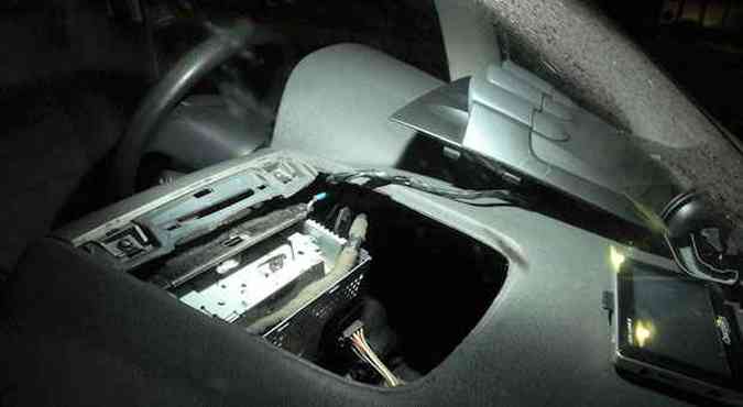 Policiais encontraram 60 tabletes de pasta base escondidos no painel do veculo(foto: Fotos Marcos Vieira/EM/DA PRESS)