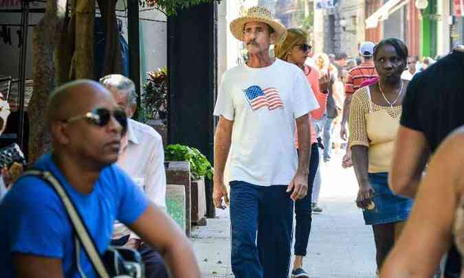 Cubano vestido com uma camisa com a bandeira dos Estados Unidos anda pelas ruas de Havana(foto: Adalberto Roque/AFP )