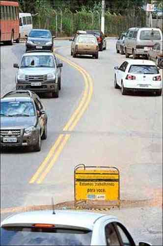 Buraco na Rua Patagnia, no Sion, foi causado por obra da Copasa (foto: Marcos Michelin/EM/D.A Press)