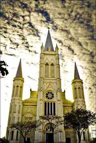 As nuvens atrs da catedral de Montes Claros chamaram a ateno de Thiago, que fez a foto (foto: Thiago Alves/Divulgao)