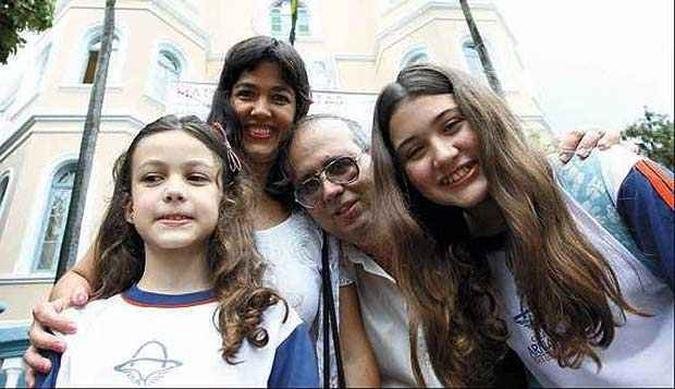 Washington e Patr�cia, pais de Priscila, de 8 anos, e Daniela, de 11, escolheram institui��o considerando equil�brio entre as exig�ncias e o tempo de lazer das filhas(foto: Rodrigo Clemente/EM/D.A.Press)