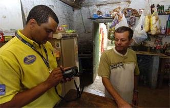 Geraldo dos Santos recebe os pedidos de Valdir Machado no palmtop: tecnologia limitada (foto: Renato Weil/EM/D.A Press)
