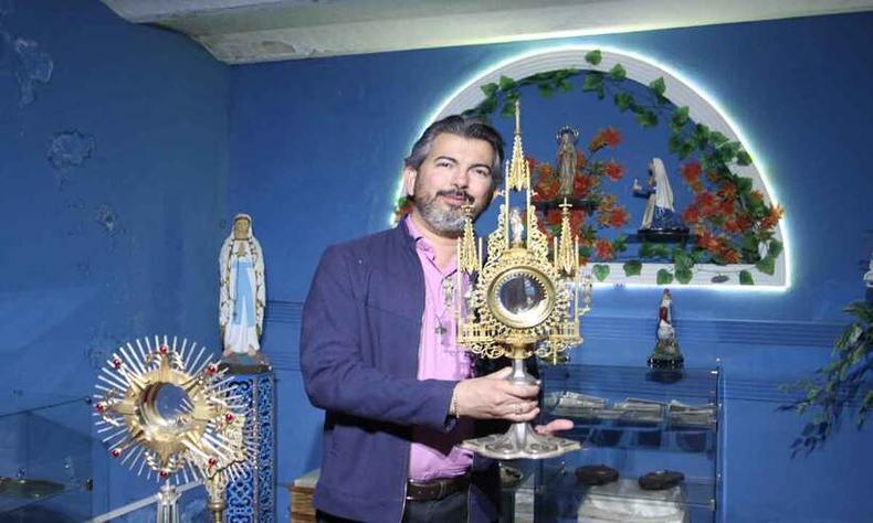 Padre Ozanilton mostra peças usadas na missa solene, que fazem parte do acervo da igreja; na parede (D), um quadro com o projeto original do templo(foto: Fotos: Edésio Ferreira/EM/D.A Press) Padre Ozanilton