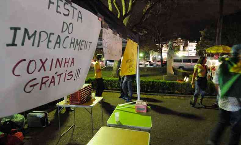 Manifestantes a favor de temer se reuniram na Praa da Liberdade(foto: PMMG/Divulgao)