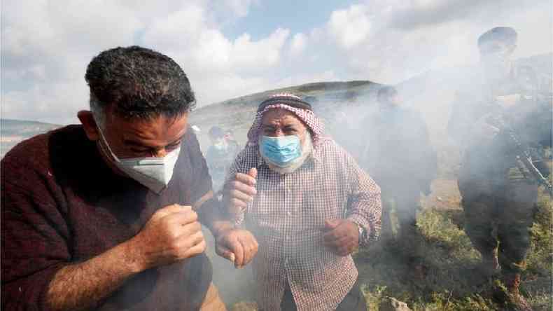 Tropas israelenses jogam gs lacrimogneo sobre palestinos protestando contra assentamentos; conflito pode ser acirrado se Benjamin Netanyahu seguir com suas promessas de campanha(foto: Reuters)