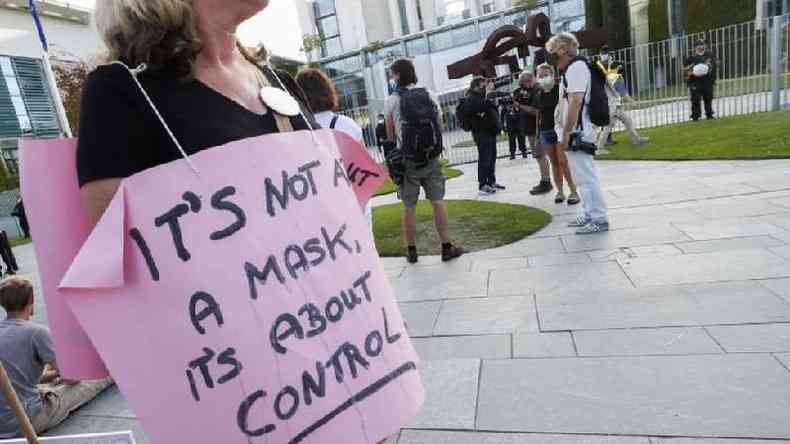 'No  sobre a mscara,  sobre controle', diz cartaz de manifestante na Alemanha no ltimo dia 1, em que pessoas se reuniram para protestar contra medidas regulatrias da pandemia(foto: EPA/FELIPE TRUEBA)