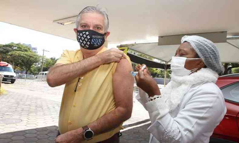 O cirurgio-dentista Luiz Carlos Feitosa, de 69 anos, foi vacinado com a segunda dose nesta segunda-feira (14/6)(foto: Jair Amaral/EM/D.A Press)