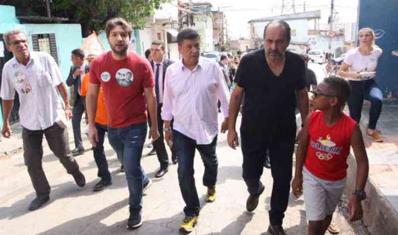 O candidato ao Senado, Carlos Viana (PHS), participou de caminha em BH ao lado do prefeito Kalil(foto: Jair Amaral/E.M/D.A Press)