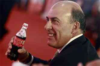 Muhtar Kent, diretor executivo da Coca-Cola durante anncio da marca no pas(foto: REUTERS/Soe Zeya Tun )