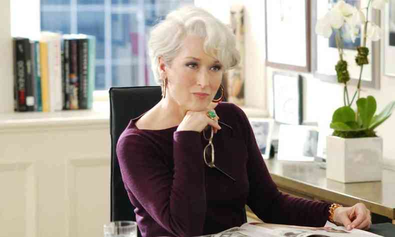 Meryl Streep de cabelos grisalhos no filme O diabo veste Prada