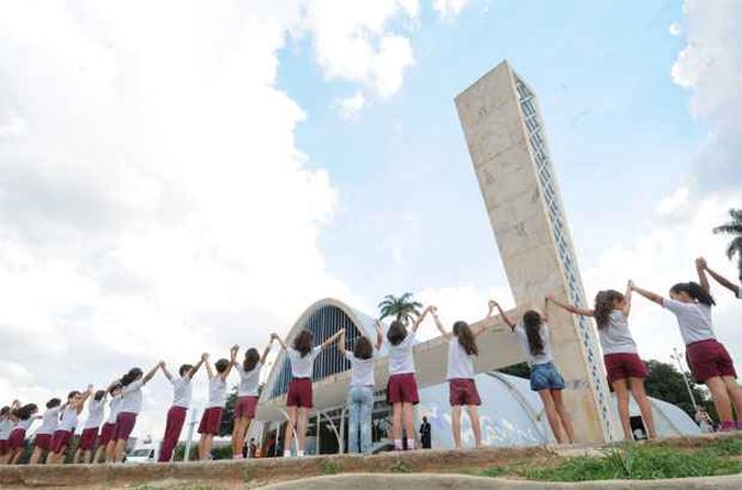 Na orla da Lagoa da Pampulha, estudantes fizeram questão de conhecer a Igreja São Francisco de Assis e, em silêncio, Na orla da Lagoa da Pampulha, estudantes fizeram questão de conhecer a Igreja São Francisco de Assis e, em silêncio,