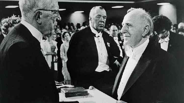 Simon Kuznets recebendo o Prmio Nobel de Economia