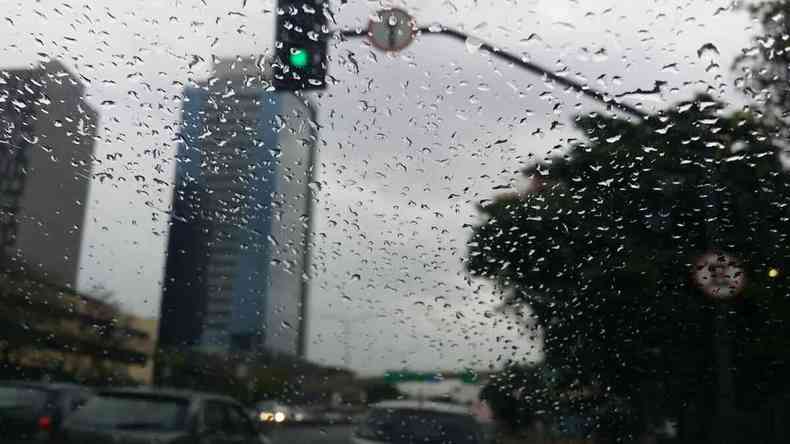 Chuva no para-brisa de carro, em BH