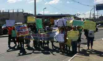 Grupo carrega cartazes e faixas contra o que consideram opresso da fiscalizao(foto: Edsio Ferreira/EM/D.A PRESS)