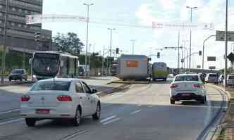 Txis na pista do Move na Avenida Antnio Carlos, perto do Hospital Belo Horizonte(foto: Jair Amaral/EM/DA Press)