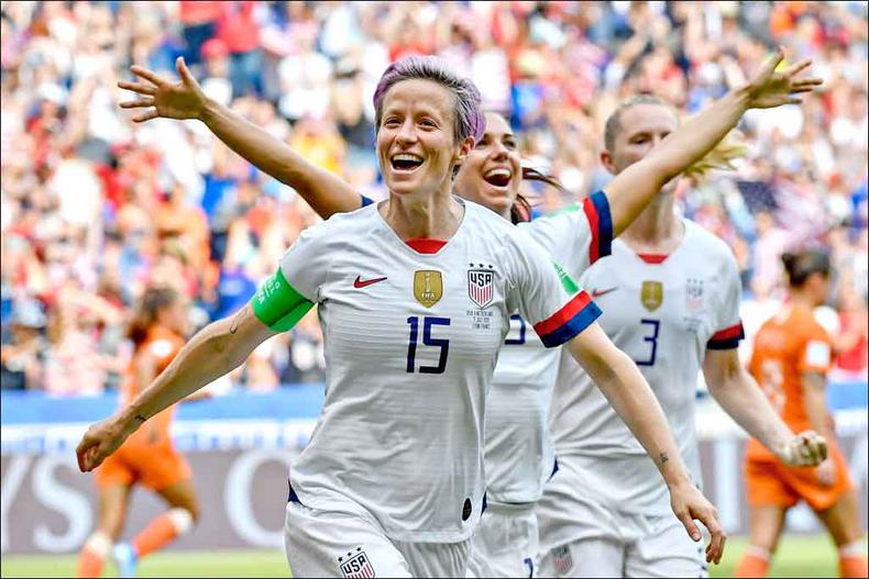 Rapinoe abriu o placar no 2 a 0 diante das holandesas, saiu como artilheira da competição e foi eleita a melhor jogadora(foto: PHILIPPE DESMAZES/AFP) Rapinoe abriu o placar no 2 a 0 diante das holandesas, saiu como artilheira da competição e foi eleita a melhor jogadora(foto: PHILIPPE DESMAZES/AFP)