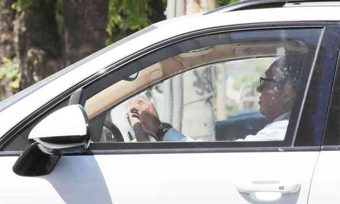 Juiz federal Flavio Roberto de Souza conduzindo o Porsche Cayenne branco apreendido na casa de Eike Batista no inicio de fevereiro 2015 (foto: Rafael Moraes/Extra/Agencia O Globo )