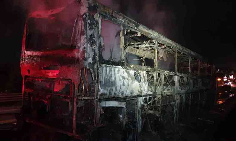Ônibus destruído após ser consumido pelo fogo na BR-040, em Conselheiro Lafaeite