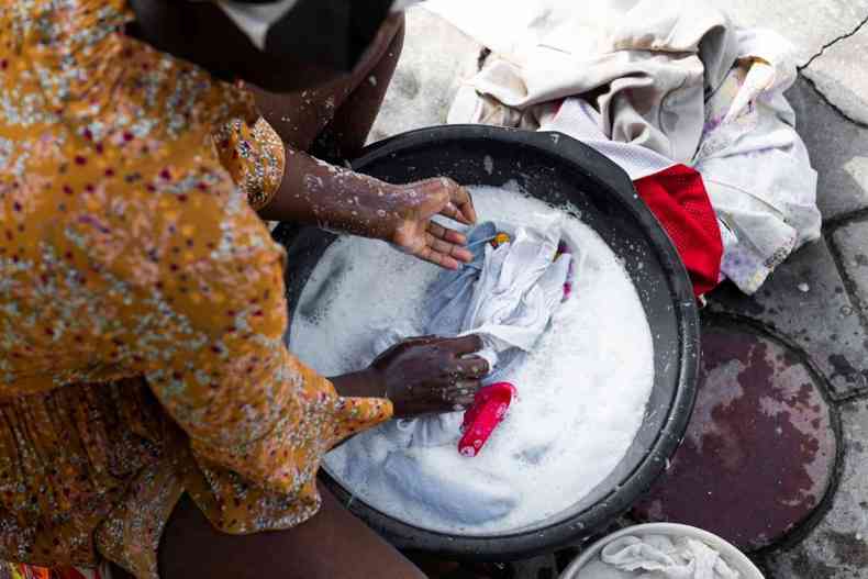 Mulher lavando suas roupas(foto: Freepik)