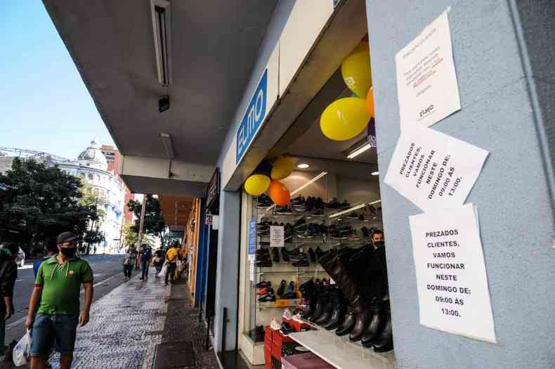 Neste sbado (27), comerciantes do Centro da Capital aproveitaram ltimo dia de portas abertas. (foto: Leandro Couri/EM D.A.Press)